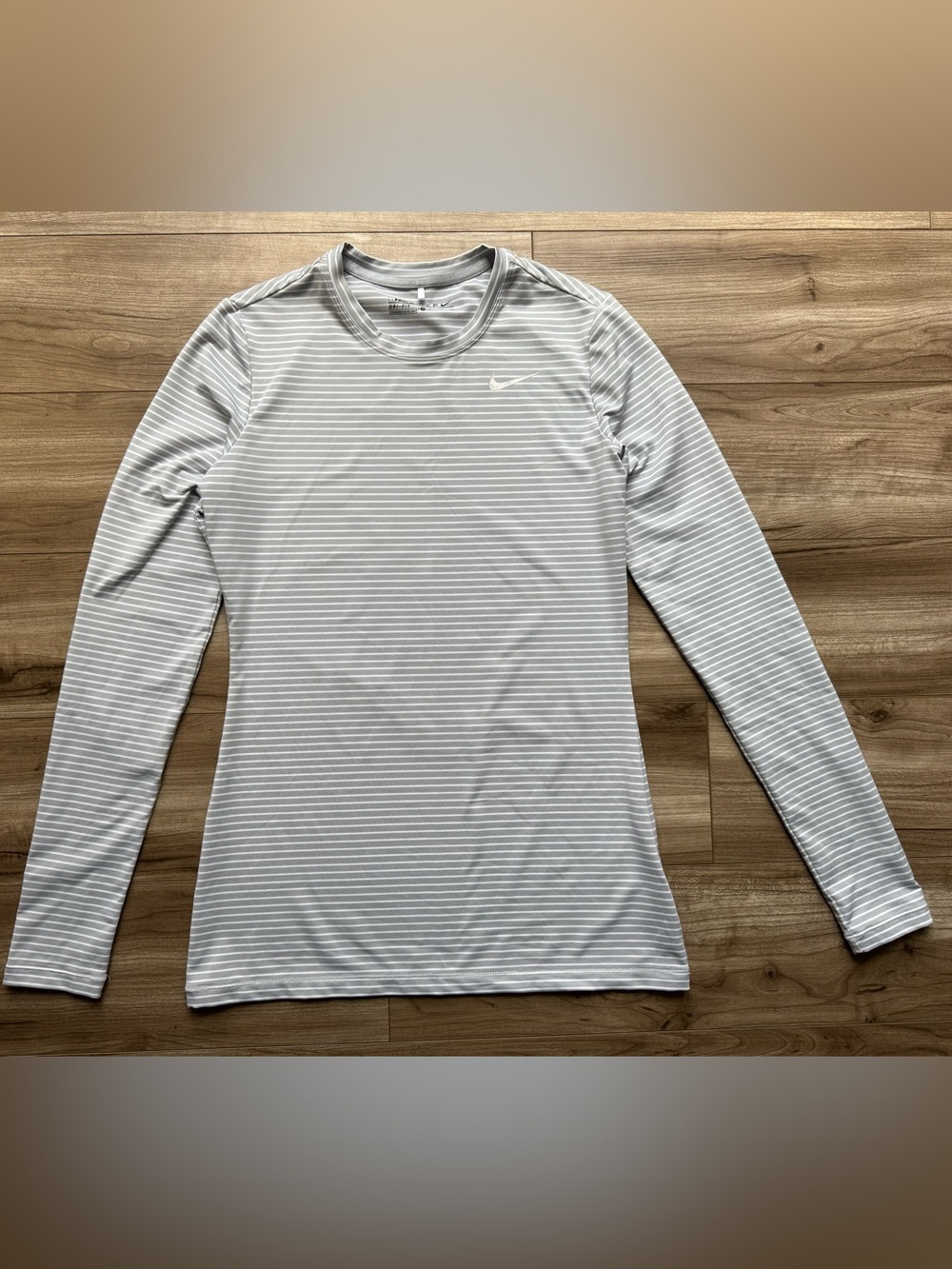 Nike Golf Women’s long sleeve Dri-fit crewneck shirt size s grey white stripes